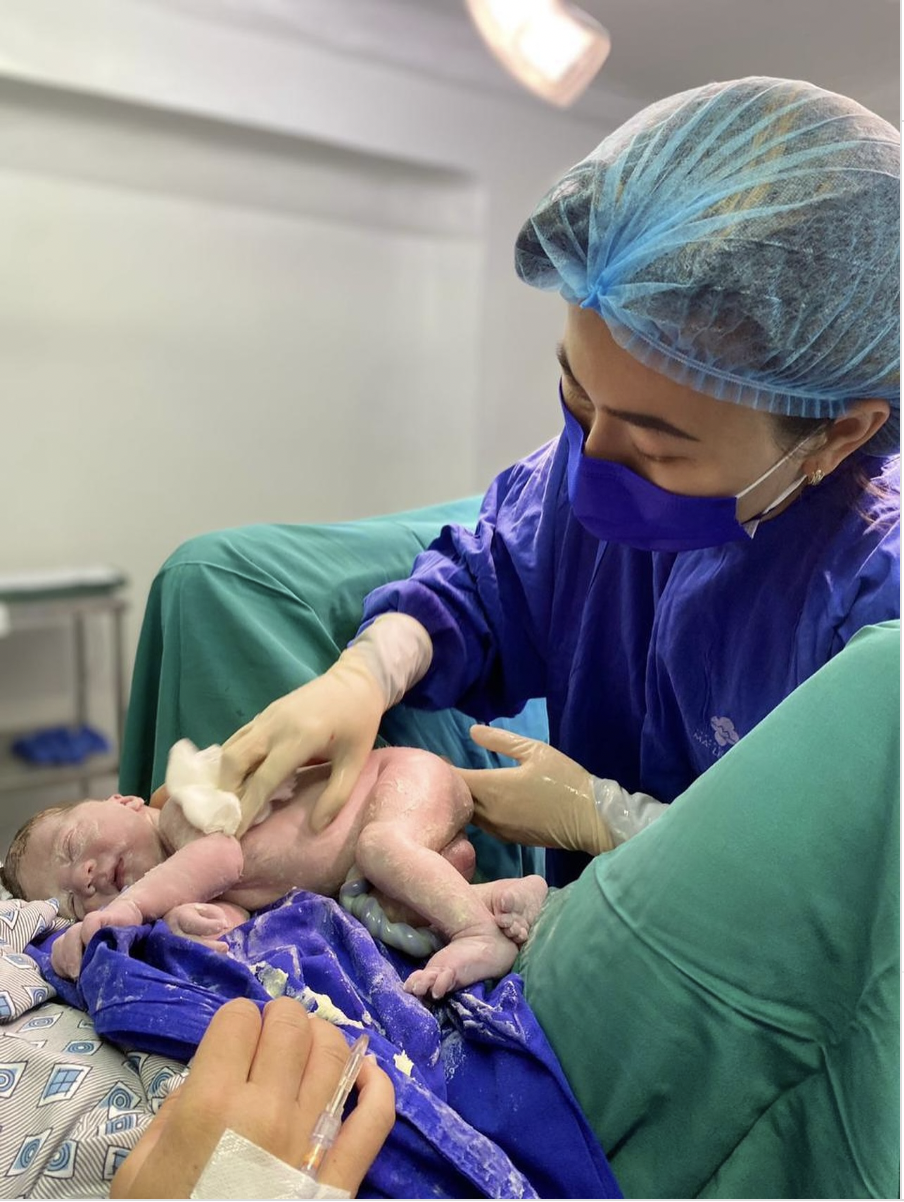 Dra. Chong delivering a newborn
